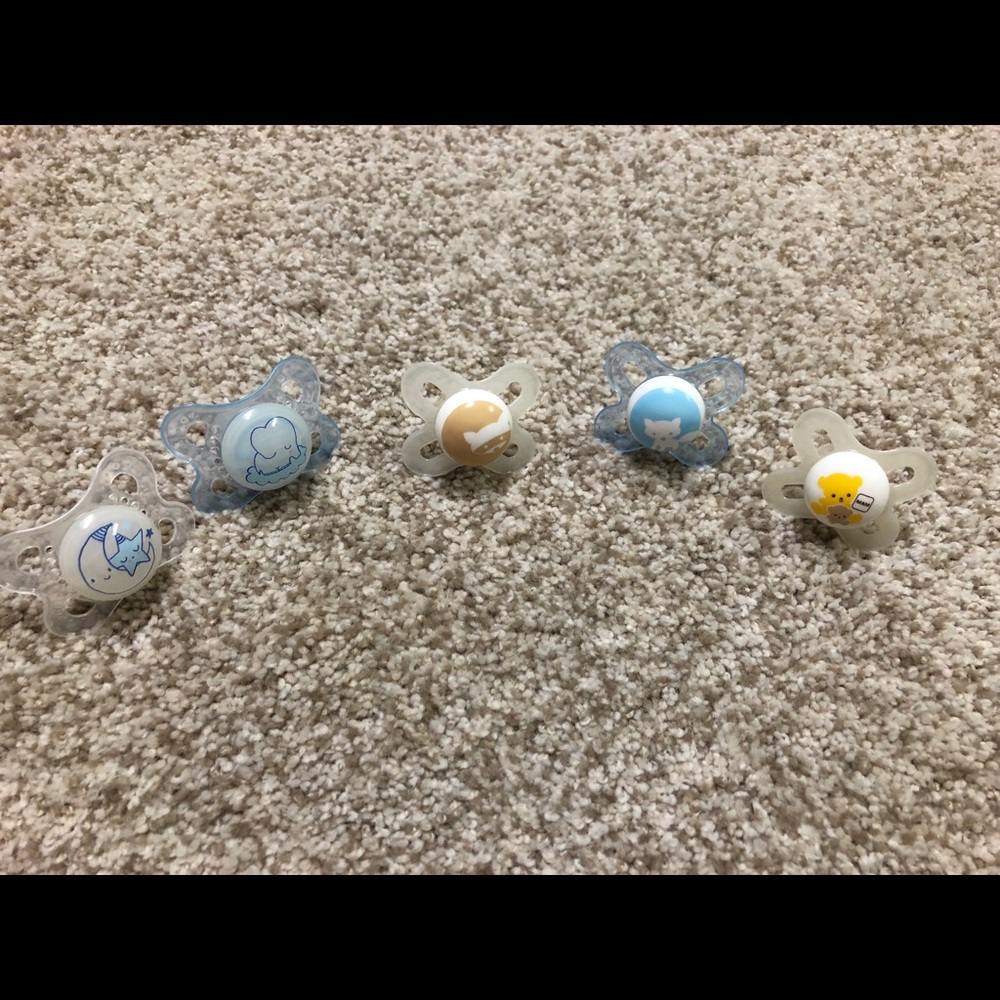 Gender neutral pacifiers